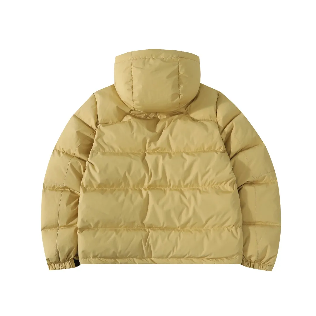 P660 #R54 Ralph Lauren/Ralph Lauren hooded down jacket (top quality, feel free to compare), using imported Barudan embroidery machine, carefully crafted with thousands of needles electric embroidery technology. Imported No. 7 needles and special embroidery thread ensure that every letter of the polo logo is full, three-dimensional and clear, creating the "most expensive embroidery logo" that can be called a work of art. Top-notch velvet core, luxurious warmth. Filled with national standard 80% high-quality white duck down, bringing excellent thermal insulation performance. At the same time, it is lightweight and can quickly regain its fluffiness after compression, bringing you a warm embrace without burden and resisting the harsh winter. Technical fabrics, no fear of wind and snow •Long-lasting fluffy and shape-retaining: High-quality filling ensures that the down jacket is not easy to stiffen and keeps you warm for a long time. •Strict anti-velvet technology: Using 400T gall fabric with pinhole retraction technology, it fundamentally eliminates the phenomenon of velvet leakage and makes wearing more secure. •All-round protective experience: Windproof and waterproof matte fabric, combined with an adjustable hem with a built-in drawstring buckle, can effectively lock in temperature and cold, and cope with changeable weather. Perfect details, creating a classic •Original electroplated YK zipper, smooth and durable, with brand texture highlighted in every detail. •Detachable hood design, one garment can be worn multiple times to meet different occasions and outfit needs. •Original hangtag and washed label, quality guaranteed. Five colors come together for couples to enjoy together: black is cool, beige is gentle, navy is calm, khaki is retro, and green is fresh. Available in five colors, the same style for men and women, it can be worn perfectly as a couple's outfit or a personalized item, becoming an indispensable fashion equipment on the streets in winter. Color: black, khaki, navy blue, army green, beige Size: S M L 66 67